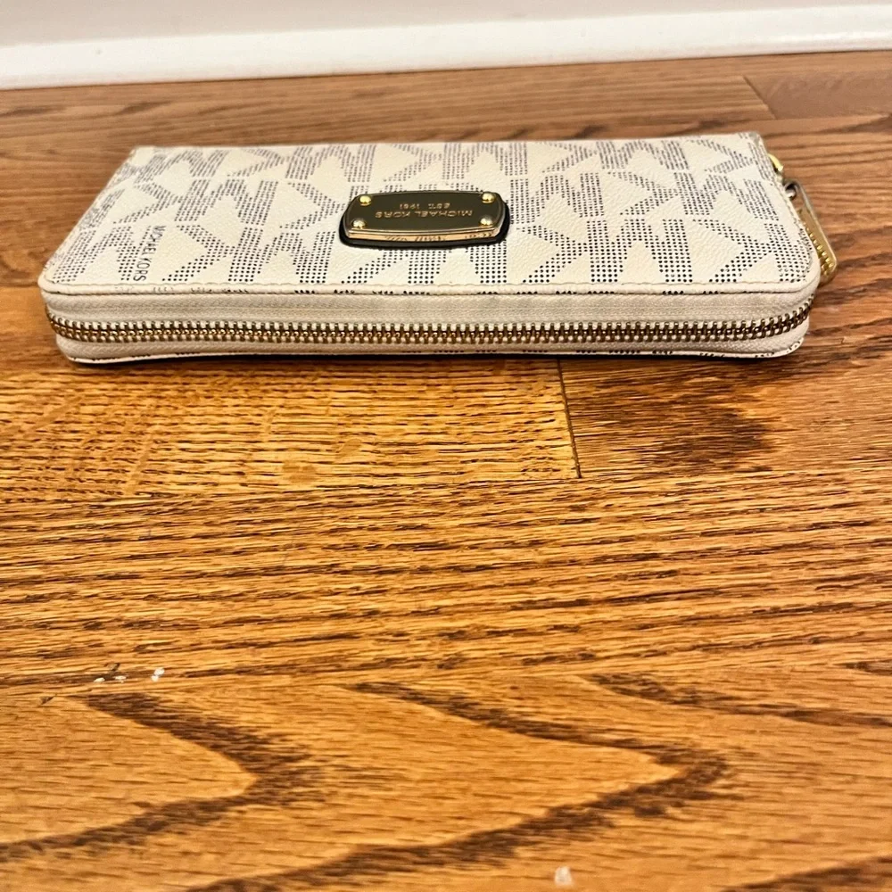 Michael Kors White Monogram wallet no wristlet band